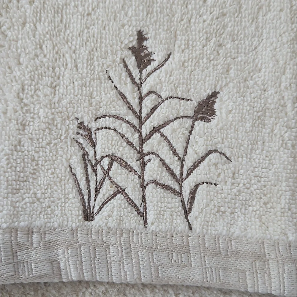 NWOT Cream Embroidered Hand Towels (2)